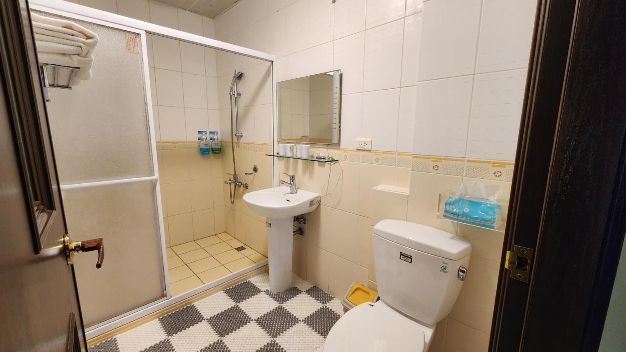 花蓮包棟彩色窩民宿 溜滑梯 烤肉唱歌 電動麻將 近東大門 Hualien City Room photo