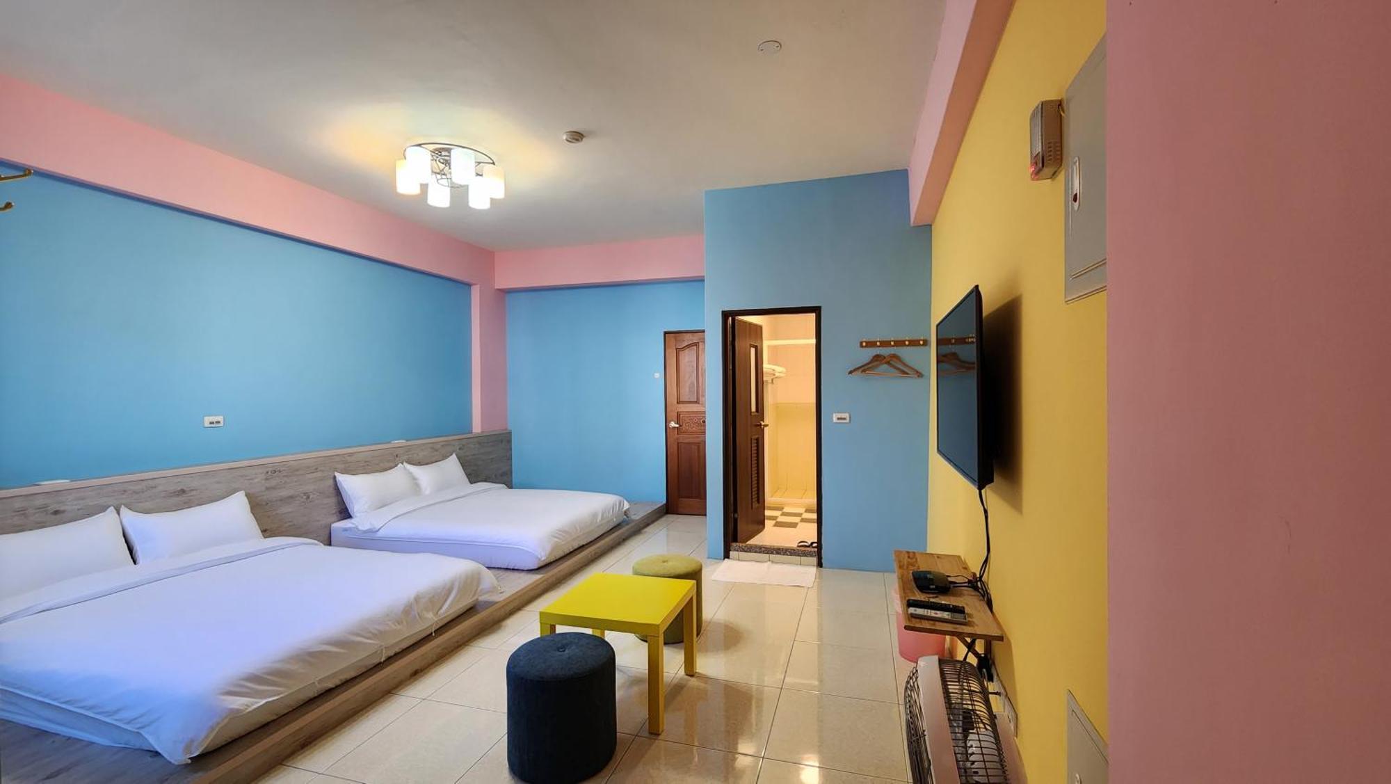 花蓮包棟彩色窩民宿 溜滑梯 烤肉唱歌 電動麻將 近東大門 Hualien City Room photo